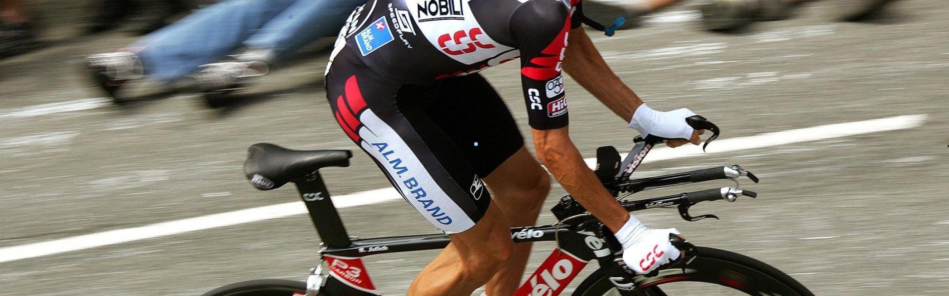 电子试玩|骑士队后场长传发球酿意外，施罗德拦截失平衡肘击场边观众