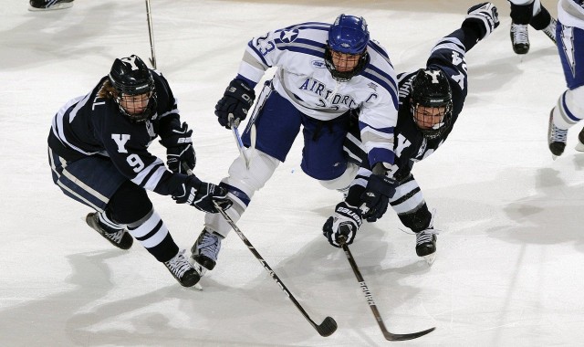 pg模拟器-祖巴茨内线称霸！快船晒海报彰显对阵湖人进攻篮板统治力