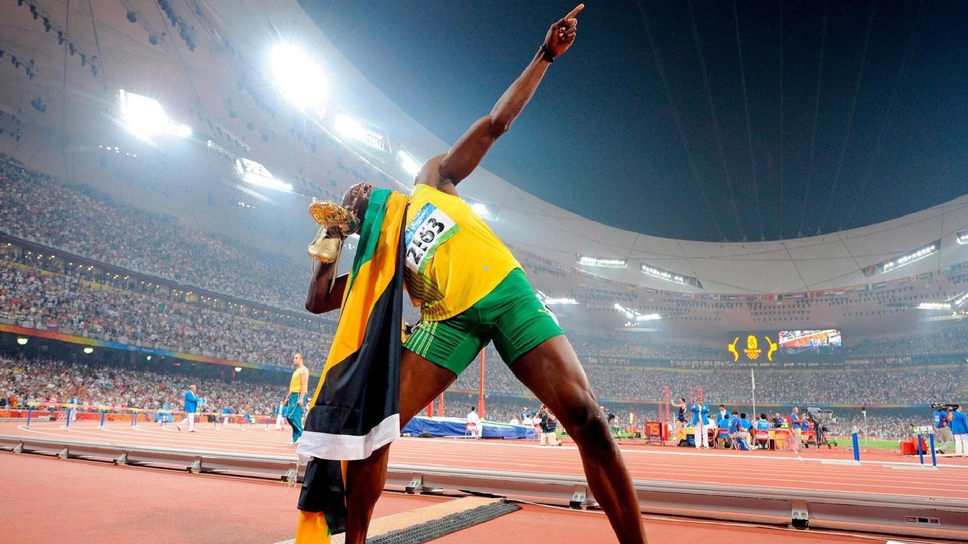 德国地区联赛球队迎战严寒，公园雪地变身临时训练场